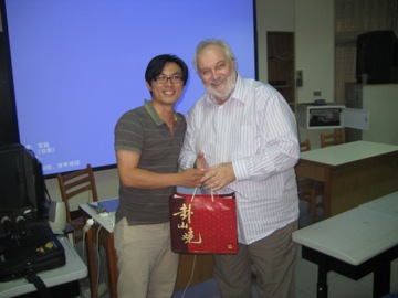 Presentation of a gift after the lecture from Chih Chung, head of the student association.